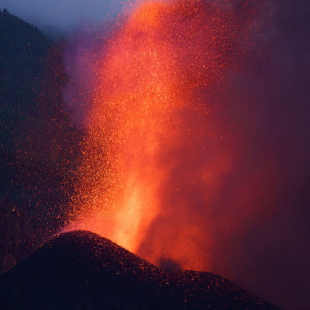 Вулканът на Канарските острови: Дрон засне как лава пада в плувен басейн