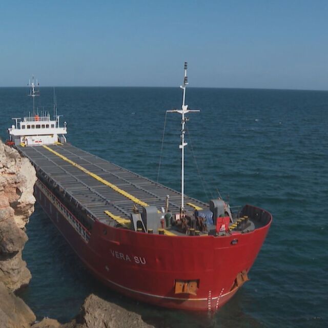 Кризисен щаб търси изход от ситуацията със заседналия кораб край Камен бряг