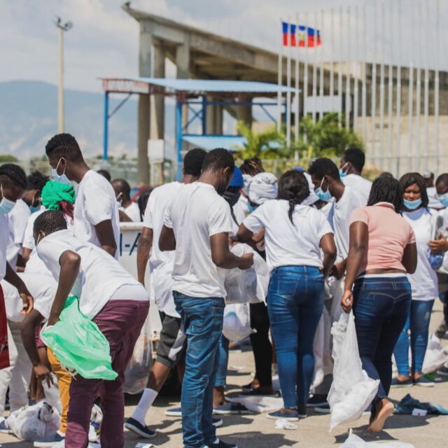 Гняв на летището в Хаити: Бежанци нападнаха самолета, докарал ги от САЩ
