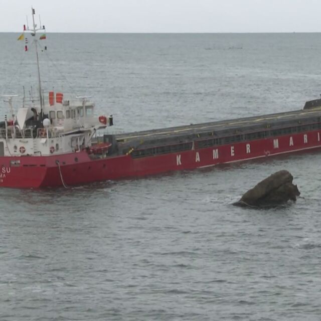 Заседналият край Камен бряг кораб: Водолаз твърди, че има разлив от азотните торове