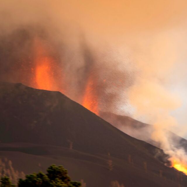 След кратка пауза: Вулканът на Ла Палма отново изригва лава и дим 