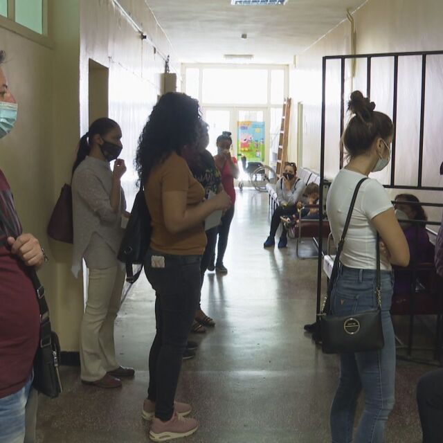 Хаос в болницата в Поморие: Опашки за номерче за преглед при личен лекар от сутринта 