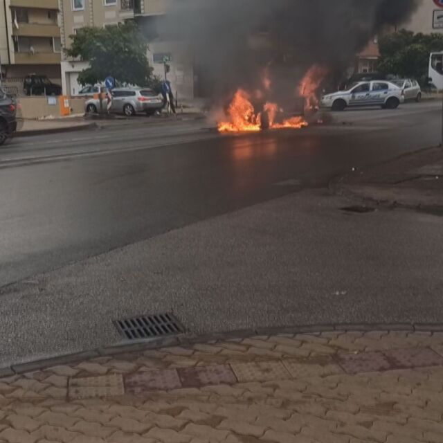 Кола избухна в пламъци до метростанция в София (ВИДЕО)