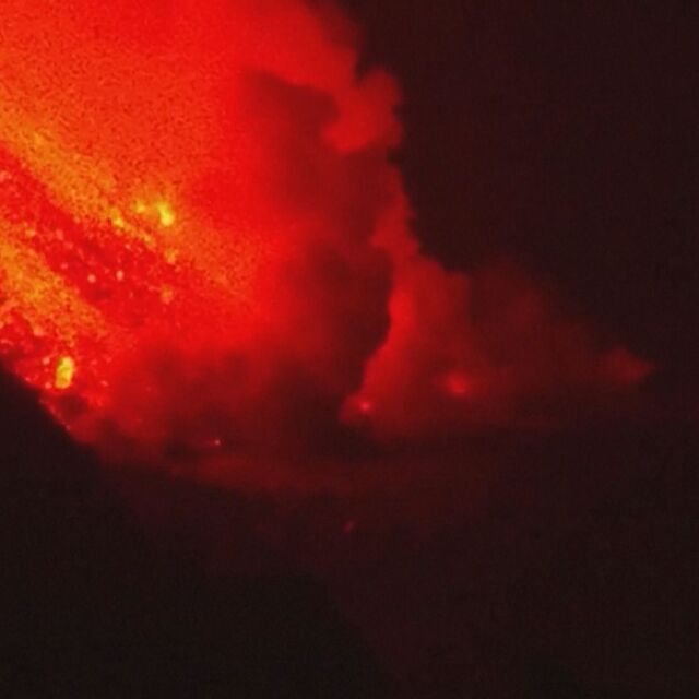 Вулканът на Ла Палма: Лавата достигна океана, може да има експлозии (ВИДЕО)