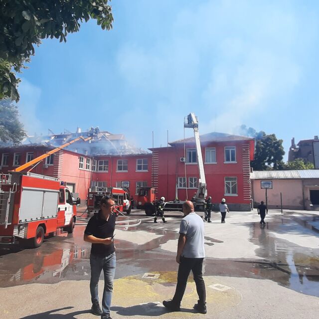 Пожар обхвана пловдивското училище (ВИДЕО)