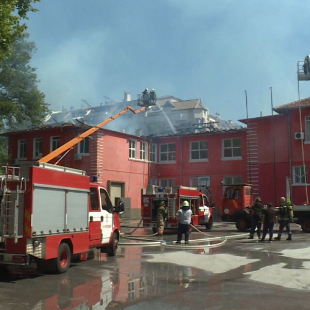 Пожар изпепели покрива на училище в Пловдив