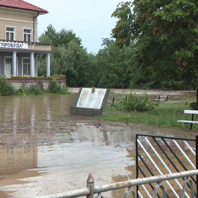 Евакуират наводнени села в Карловско