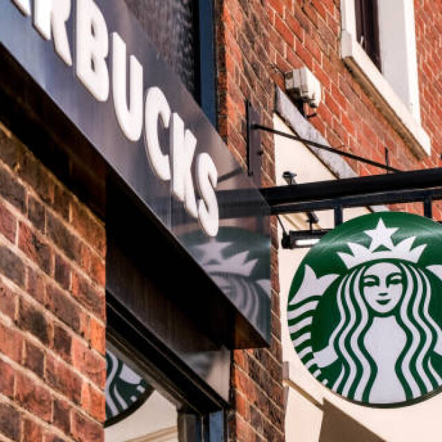 Историята на Starbucks: От случайна среща на опашка за общежитие - до империя