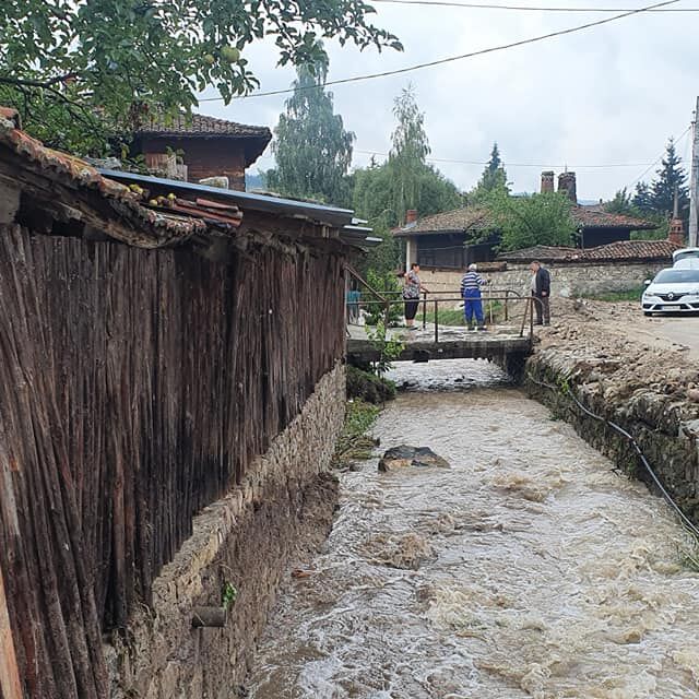 Наводнения къщи и в Копривщица, четири моста са залети (СНИМКИ)