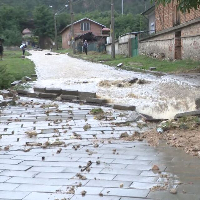 След дъждовете: Без ток и унищожени улици в село Розино 