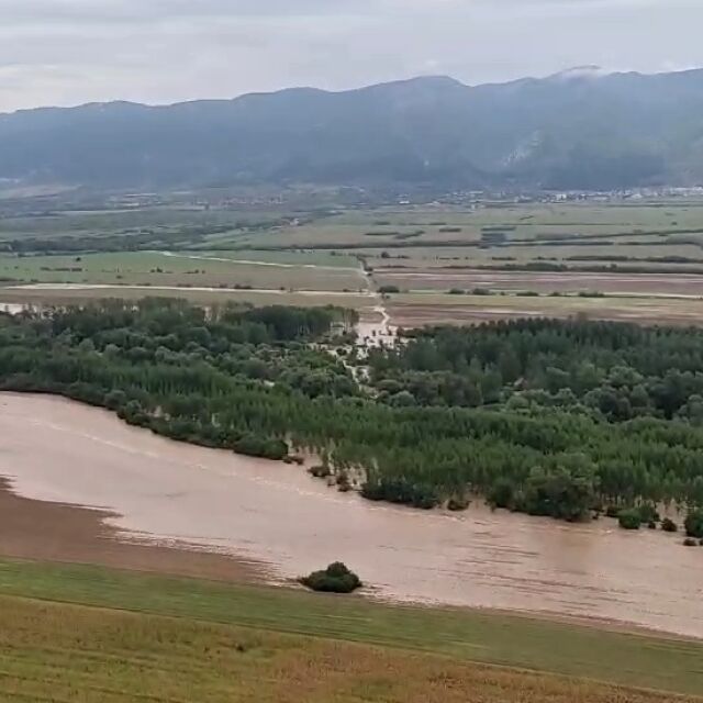 Видео: Мащабът на водното бедствие от хеликоптер на МО 