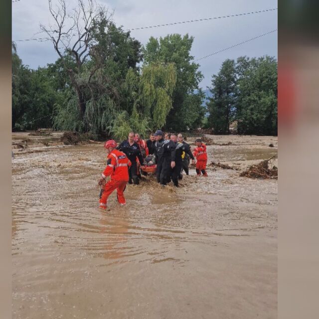 Спасителна акция в Карловско след наводнението (СНИМКИ)