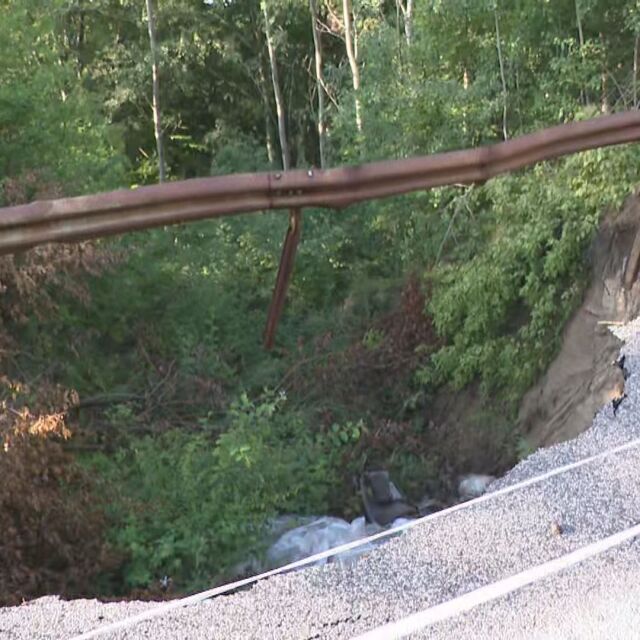 Пропаднало шосе в Копривщица, дупката е почти до осевата линия 