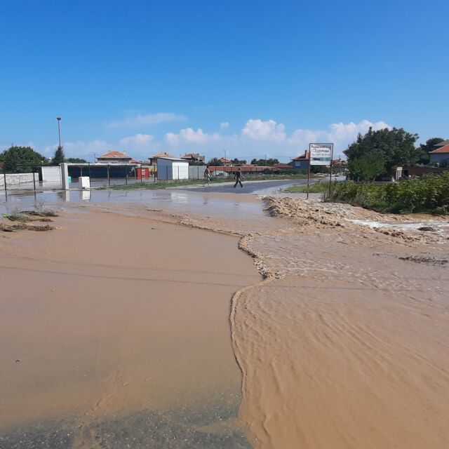 Пловдивско село е под вода, десетки къщи са наводнени (СНИМКИ и ВИДЕО)