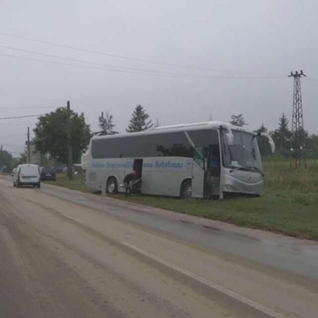 Наводненията в Добричко: Автобус с 30 работници е пометен от стихията