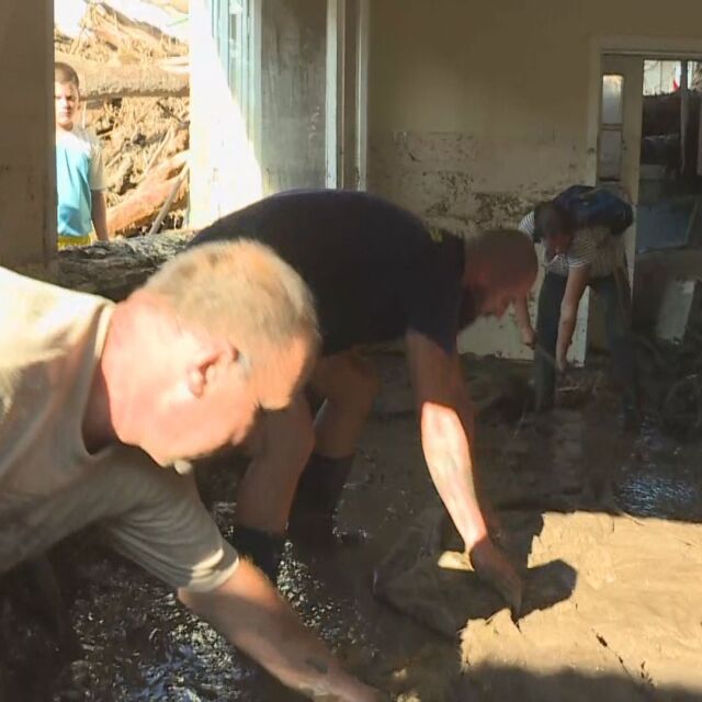 Домове, потънали в кал: Доброволци пристигат в наводненото Каравелово