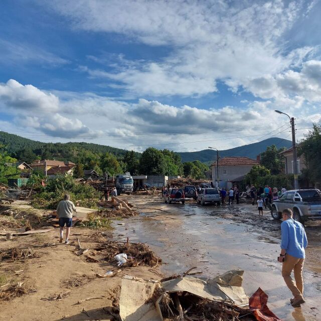 Разчистването на най-пострадалите села в Карловско ще продължи поне две седмици
