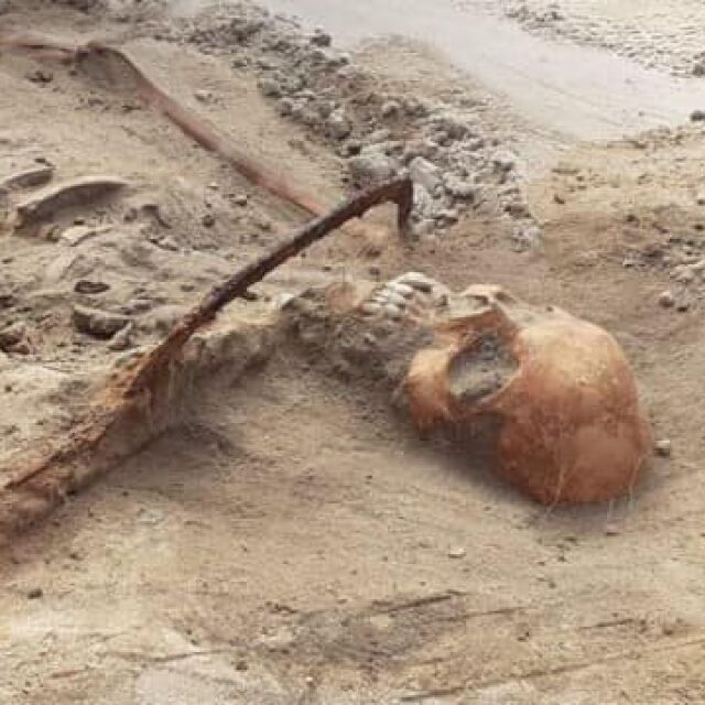  „ Вампирско “ заравяне: Археолози откриха скелет, прикрепен към земята (СНИМКИ) 