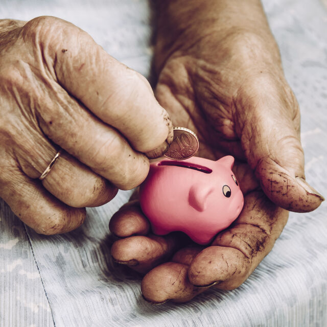 Стопяват ли се парите ни за втора пенсия?
