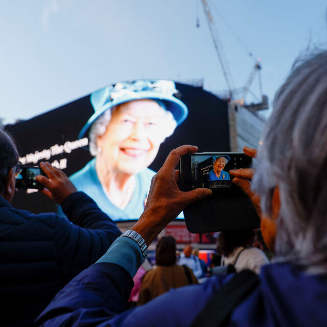 Усмихната и лъчезарна: Кралското семейство публикува нова снимка на Елизабет II