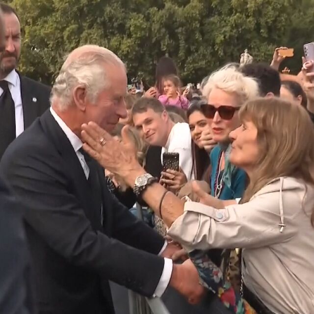 Крал Чарлз III се поздрави с народа пред Бъкингамския дворец (ВИДЕО)
