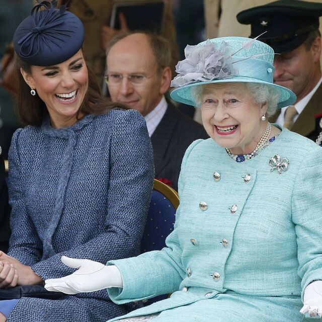 Кралското чувство за хумор: Елизабет II, която се усмихваше и усмихваше другите