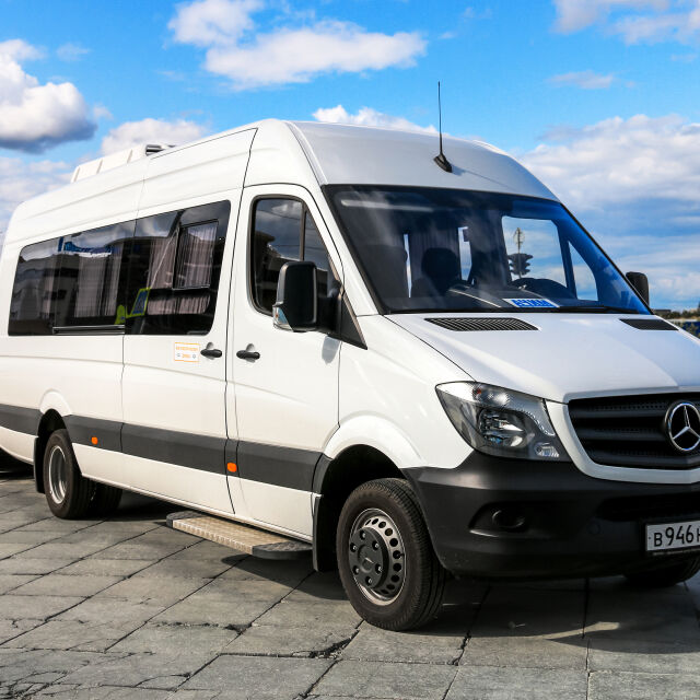 Mercedes и Rivian планират да правят ванове заедно в Източна Европа