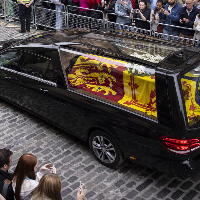 Последното пътуване на Елизабет II: Пренасят тленните останки на кралицата в Лондон