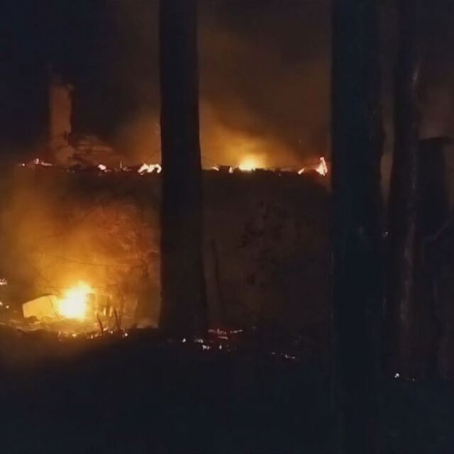 Пожар в постройка в казанлъшки парк вдигна на крак огнеборците (ВИДЕО)