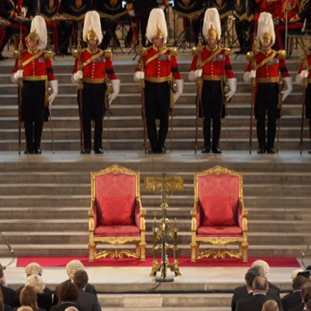 Чарлз III приема официално съболезнования от британския парламент 