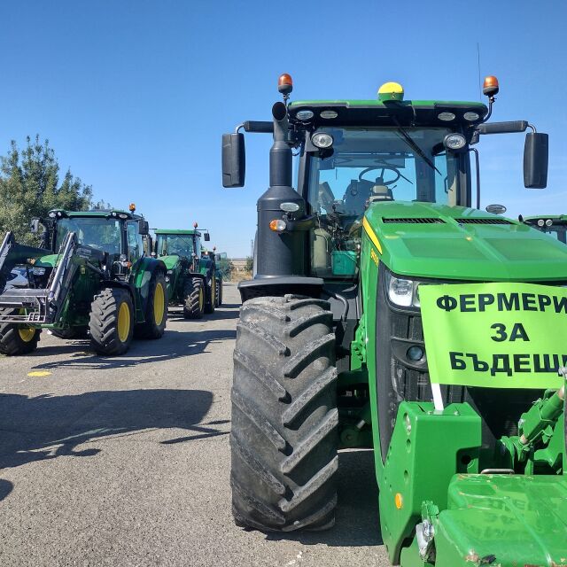 С трактори и тежки машини: Зърнопроизводителите излязоха на протест (СНИМКИ)