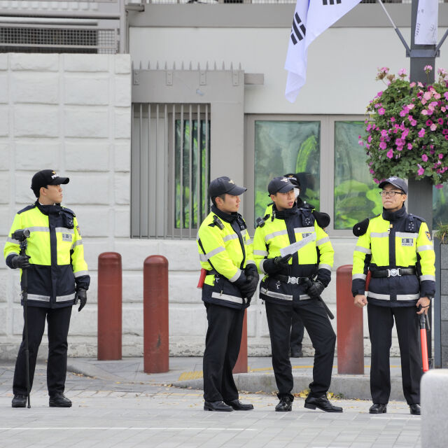 Арестуваха в Южна Корея майката на децата, намерени в куфар 