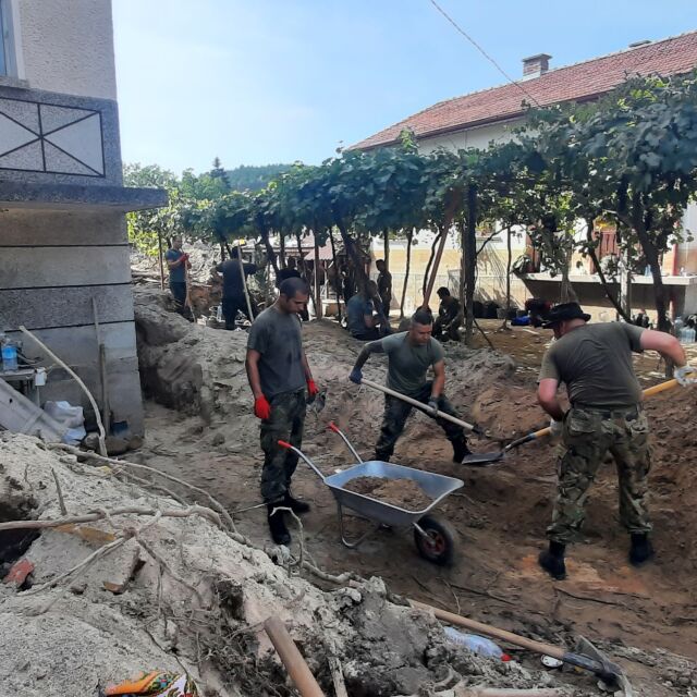 Стени от дънери, пясък и тиня: Военнослужещи чистят на ръка дворовете в наводнените села