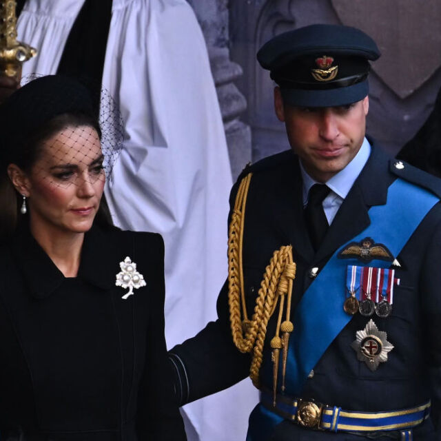 Кейт Мидълтън почете Елизабет II, като сложи нейна брошка на церемония в Лондон