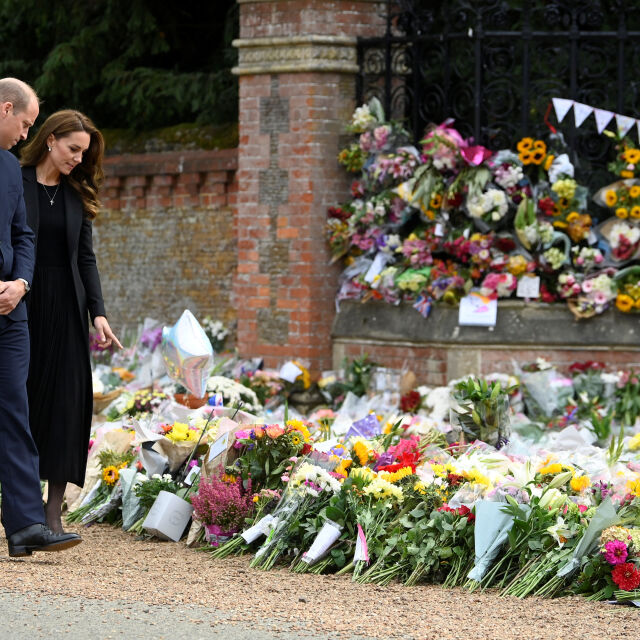 Уилям и Кейт се разходиха пред стената с хиляди цветя в памет на кралицата (СНИМКИ)