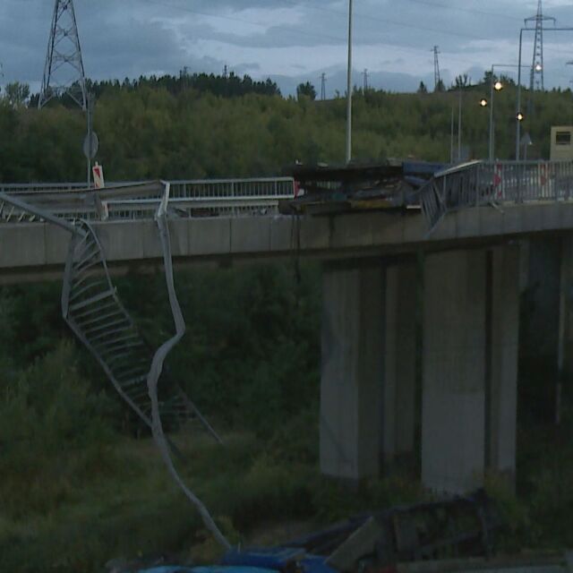 Още не е преместен автовозът, паднал от мост край пътен възел „Даскалово“