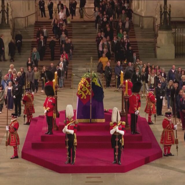 Километрични опашки: Хиляди чакат, за да се сбогуват кралица Елизабет II