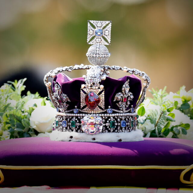 2868 диаманта и 273 перли: Имперската корона върху ковчега на Елизабет II (СНИМКИ)