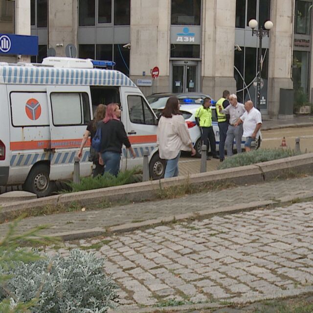 Автомобил е блъснал двама пешеходци пред Руската църква в София 