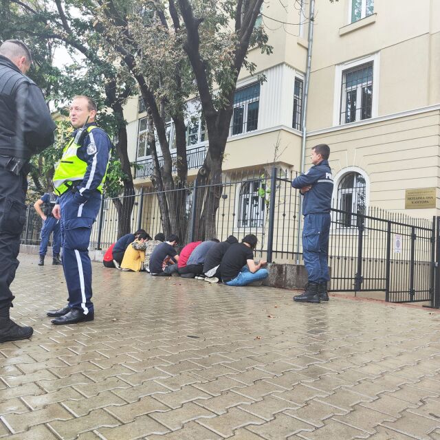 Нелегални мигранти са задържани в София (СНИМКИ)