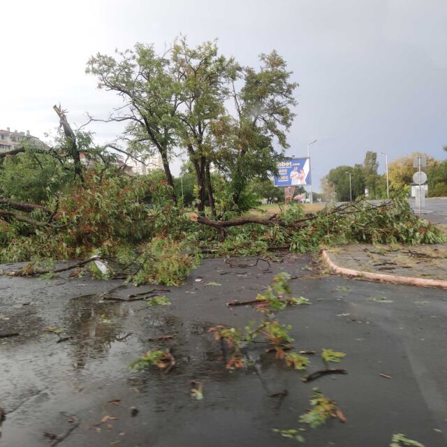 Мощна буря в Бургаско: Семейство е блокирано на остров, без ток е Поморие (ВИДЕО и СНИМКИ)