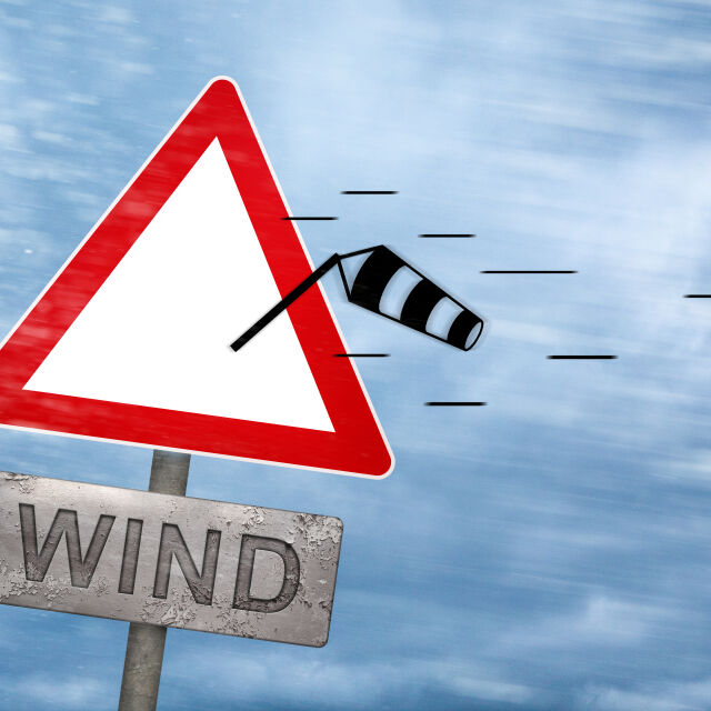 Жълт код за силен вятър е обявен в неделя за 13 области на страната
