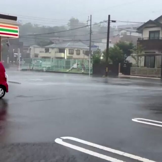 Мощен тайфун преминава през Япония