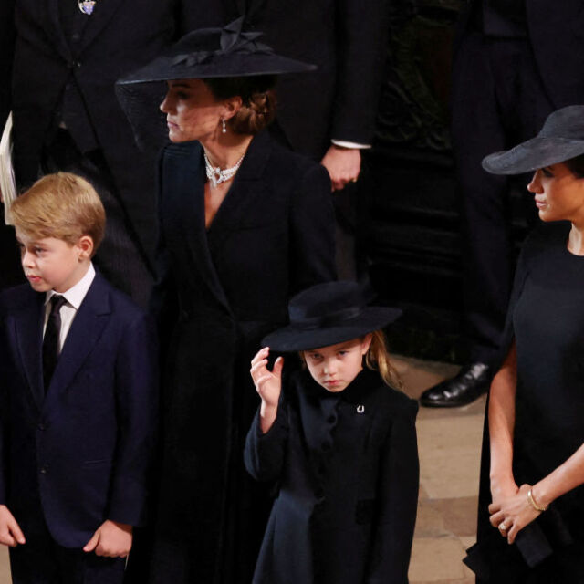 Принц Джордж и принцеса Шарлот вървяха зад ковчега на кралицата (СНИМКИ и ВИДЕО)