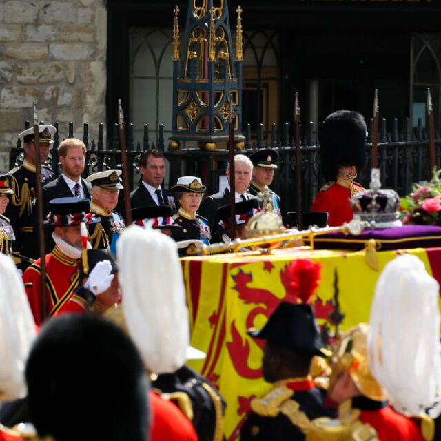 Положиха тленните останки на кралица Елизабет II в параклиса „Сейнт Джордж“