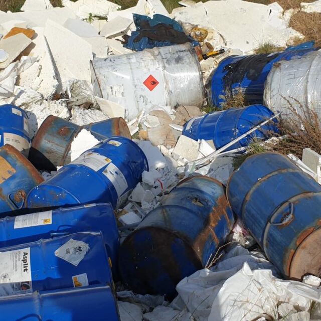 Намериха 250 изхвърлени варела с химикали в няколко столични района