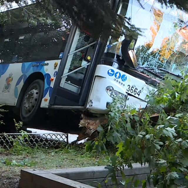 Пътник в катастрофиралия автобус на градския транспорт: Дете кървеше, хората викаха