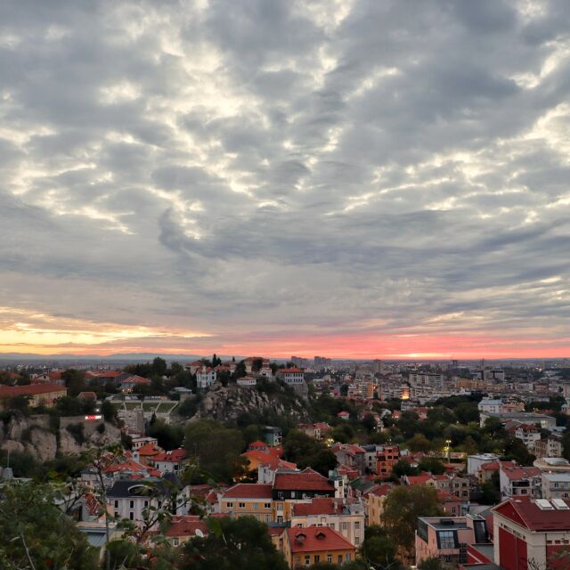 Снимка на деня: Изгревът в Пловдив, видян от Сахат тепе