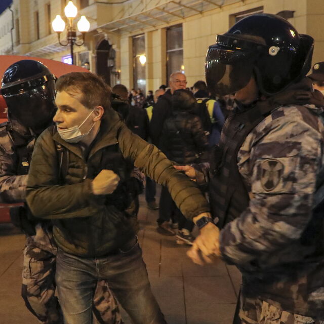След обявената мобилизация: Продължават протестите и опашките по границите на Русия 