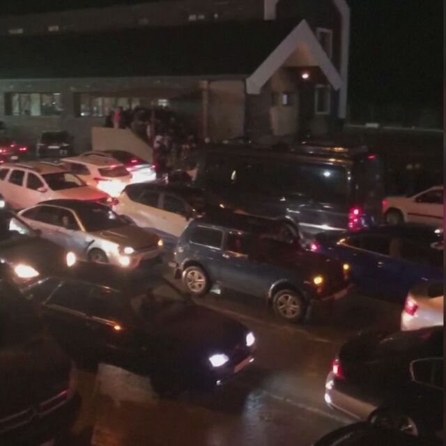 Дълги опашки от руски автомобили на границата с Грузия след обявената мобилизация (ВИДЕО)